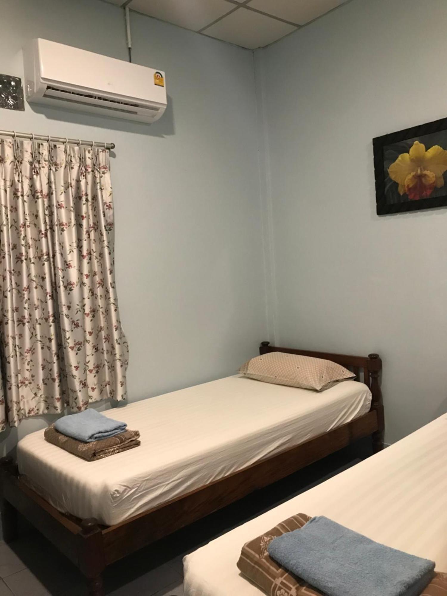 Vitoonguesthouse2Fanrooms & Aircondition 素可泰 外观 照片